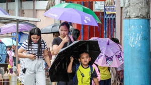 Philippines tạm dừng các lớp học ở một số địa phương do ảnh hưởng của cơn bão nhiệt đới Wipha, thành phố Quezon, ngày 18/7/2025. (Ảnh: Xinhua)