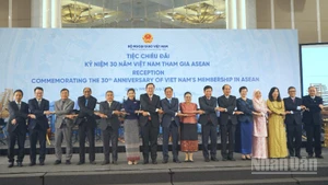 Phó Thủ tướng, Bộ trưởng Ngoại giao Bùi Thanh Sơn cùng các đại biểu tại tiệc chiêu đãi. (Ảnh: TRUNG HƯNG)