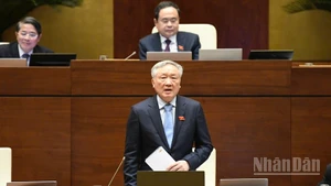 Phó Thủ tướng Thường trực Chính phủ Nguyễn Hòa Bình trả lời chất vấn của đại biểu Quốc hội. (Ảnh: DUY LINH)