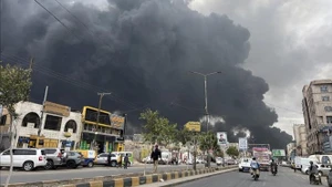 Khói bốc lên sau cuộc không kích tại Sanaa, Yemen. (Ảnh: THX/TTXVN)