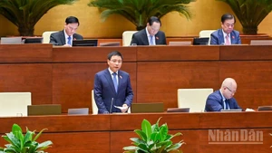 Bộ trưởng Tài chính Nguyễn Văn Thắng trả lời chất vấn của các đại biểu Quốc hội. (Ảnh: DUY LINH)