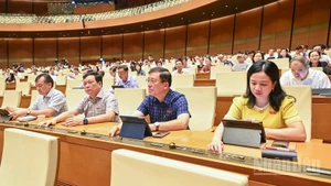 Các đại biểu Quốc hội bấm nút thông qua Luật Thuế tiêu thụ đặc biệt (sửa đổi). (Ảnh: DUY LINH)