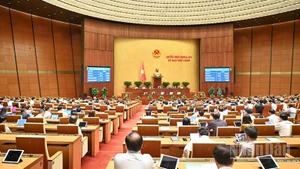 Quốc hội biểu quyết thông qua Luật sửa đổi, bổ sung một số điều của Luật Tiêu chuẩn và quy chuẩn kỹ thuật. (Ảnh: DUY LINH)