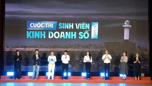 Các đại biểu ấn nút khởi động Cuộc thi Sinh viên Kinh doanh số 2025.