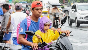 Bão nhiệt đới Wipha mang theo mưa lớn, khiến nhiều lớp học phải tạm dừng ở thành phố Quezon, Philippines, ngày 18/7/2025. (Ảnh: Xinhua)