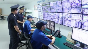 Công chức Hải quan Hà Nam kiểm tra giám sát kho bãi của doanh nghiệp. (Ảnh minh họa: H.N)
