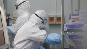 Các nhân viên y tế tiến hành xét nghiệm tại một phòng thí nghiệm phát hiện virus ở Vũ Hán, tỉnh Hồ Bắc, Trung Quốc, ngày 22/2/2020. (Ảnh minh họa: Xinhua)