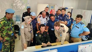 Thượng tá Phạm Văn Đoàn hướng dẫn lãnh đạo, cán bộ Phòng Tuần tra kiểm soát, Sở Cảnh sát thủ đô Juba sử dụng phần mềm xếp lịch tuần tra tự động do anh tự nghiên cứu, xây dựng. (Ảnh: Cảnh sát gìn giữ hoà bình Bộ Công an)