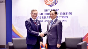 Phó Thủ tướng, Bộ trưởng Ngoại giao Bùi Thanh Sơn gặp Bộ trưởng Ngoại giao Lào Thongsavanh Phomvihane. (Ảnh: Báo Thế giới và Việt Nam)