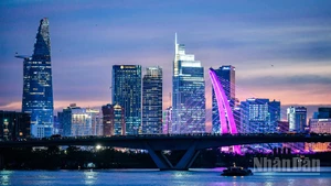 ADB nhận định, tăng trưởng xuất-nhập khẩu mạnh mẽ cùng với sự gia tăng mạnh mẽ trong giải ngân vốn đầu tư nước ngoài đã thúc đẩy tăng trưởng kinh tế Việt Nam trong nửa đầu năm 2025. (Ảnh minh họa: THÀNH ĐẠT)