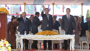 Chủ tịch CPP Hun Sen (giữa), Chủ tịch Danh dự CPP Heng Samrin (trái) và Phó Chủ tịch CPP Hun Manet (phải) chủ trì buổi lễ kỷ niệm 74 năm Ngày thành lập CPP. (Ảnh: Phóng viên Báo Nhân Dân thường trú tại Campuchia)
