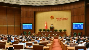 Quốc hội biểu quyết thông qua Luật sửa đổi, bổ sung một số điều của Luật Xử lý vi phạm hành chính. (Ảnh: THỦY NGUYÊN)