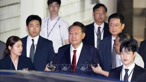 Cựu Tổng thống Hàn Quốc Yoon Suk Yeol (giữa) sau phiên tòa ở Seoul ngày 9/7/2025. (Ảnh: Yonhap/TTXVN)