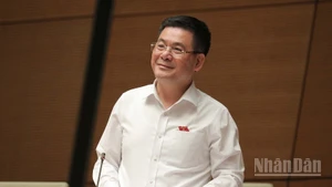 Bộ trưởng Công thương Nguyễn Hồng Diên phát biểu tại phiên họp. (Ảnh: DUY LINH)