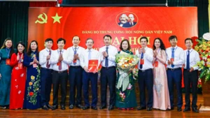 Đồng chí Ngô Văn Cương, Phó Bí thư Đảng ủy Mặt trận Tổ quốc, các đoàn thể Trung ương (thứ sáu từ phải sang) trao Quyết định về việc chỉ định đồng chí Lương Quốc Đoàn (thứ bảy từ phải sang) giữ chức Bí thư Đảng ủy Trung ương Hội Nông dân Việt Nam nhiệm kỳ 2025-2030. 