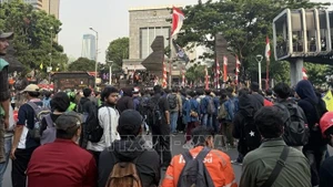 Hàng trăm người biểu tình tại Trụ sở Cảnh sát Thủ đô Jakarta (Polda Metro Jaya). (Ảnh: TTXVN)