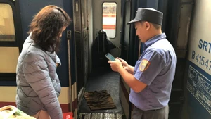 Kiểm tra vé hành khách đi tàu Tết tại ga Hà Nội