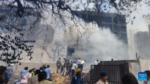 Hiện trường vụ tai nạn máy bay ở Ahmedabad, bang Gujarat, Ấn Độ, ngày 12/6/2025. (Ảnh: Xinhua)