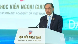 Thủ tướng Malaysia Anwar Ibrahim phát biểu tại Diễn đàn Tương lai ASEAN tổ chức tại Hà Nội, ngày 26/2/2025. (Ảnh: TRẦN HẢI)