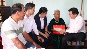Đồng chí Nguyễn Xuân Thắng, Ủy viên Bộ Chính trị, Giám đốc Học viện Chính trị Quốc gia Hồ Chí Minh, Chủ tịch Hội đồng Lý luận Trung ương thăm hỏi, tặng quà cho Mẹ Việt Nam Anh hùng Nguyễn Thị Nuôi, ở thôn Vạn An 3, xã Tư Nghĩa.