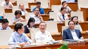 Lãnh đạo Đảng, Nhà nước cùng các đại biểu Quốc hội tham dự phiên họp. (Ảnh: DUY LINH)