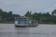 Một bến đò ở Chợ Mới đưa khách sang sông.