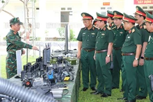 Đoàn công tác tham quan khu vực trưng bày trang thiết bị kỹ thuật.