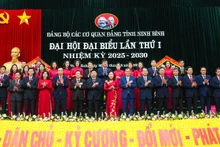 Các đồng chí Thường trực Tỉnh ủy chúc mừng Ban Chấp hành Đảng bộ các cơ quan Đảng tỉnh Ninh Bình nhiệm kỳ 2025-2030.