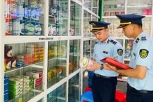 Lực lượng quản lý thị trường tỉnh Thanh Hóa rà soát sản phẩm thuốc, thực phẩm dinh dưỡng, thực phẩm bảo vệ sức khỏe. (Ảnh: LƯU QUYÊN)
