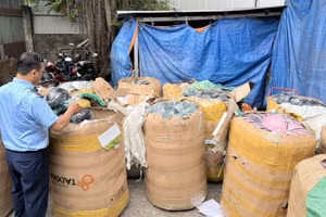 Hàng nghìn mũ bảo hiểm "dỏm" tại một nhà kho tại phường Bình Tân, Thành phố Hồ Chí Minh