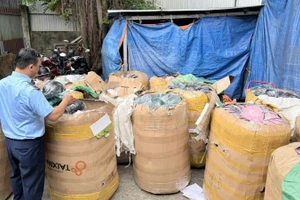 Hàng nghìn mũ bảo hiểm "dỏm" tại một nhà kho tại phường Bình Tân, Thành phố Hồ Chí Minh