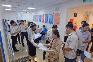 Đại diện Thuế cơ sở 1 Thành phố Hồ Chí Minh phát tài liệu tuyên truyền chính sách thuế đến hộ, cá nhân kinh doanh tại Thành phố Hồ Chí Minh.