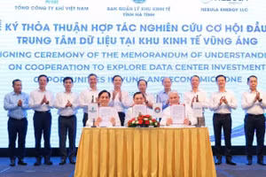 Đại diện PV GAS, Ban Quản lý Khu kinh tế tỉnh Hà Tĩnh và Nebula Energy ký thỏa thuận hợp tác. 