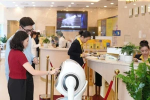 Khách hàng trải nghiệm thanh toán số tại Nam A Bank.