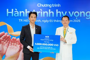Đại diện ACB, Chủ tịch Trần Hùng Huy, trao tặng 1 tỷ đồng cho Phó Giáo sư, Tiến sĩ, bác sĩ Trương Quang Định, Giám đốc Bệnh viện Nhi đồng Thành phố Hồ Chí Minh.