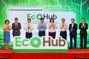 Các đại biểu tại Lễ ra mắt Sàn thương mại điện tử B2B “xanh” tại Việt Nam-EcoHub tại Thành phố Hồ Chí Minh.
