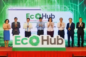 Các đại biểu tại Lễ ra mắt Sàn thương mại điện tử B2B “xanh” tại Việt Nam-EcoHub tại Thành phố Hồ Chí Minh.
