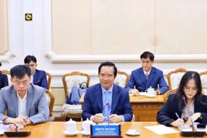 Chủ tịch Ủy ban nhân dân Thành phố Hồ Chí Minh Nguyễn Văn Được tiếp và làm việc với Tổng Giám đốc TikTok Khu vực Đông Nam Á Chanida Klyphun.