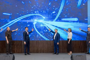 Các đại biểu thực hiện nghi thức vận hành nền tảng xúc tiến thương mại trên môi trường số TBSG Business Hub.
