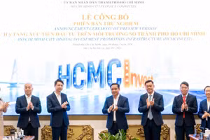 Lãnh đạo Thành phố Hồ Chí Minh, Cục Xúc tiến thương mại và các đại biểu thực hiện nghi thức công bố phiên bản thử nghiệm Hạ tầng Xúc tiến Đầu tư trên môi trường số Thành phố Hồ Chí Minh (HCMCInvest).