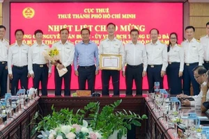 Chủ tịch Ủy ban nhân dân Thành phố Hồ Chí Minh Nguyễn Văn Được khen thưởng tập thể tập thể có đóng góp thu ngân sách của Thành phố trong 10 tháng năm 2025.