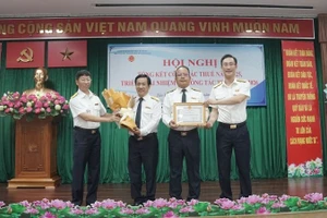 Lãnh đạo Thuế Thành phố Hồ Chí Minh trao Giấy khen cho Thuế Cơ sở 1 có thành tích xuất sắc công tác thuế năm 2025.