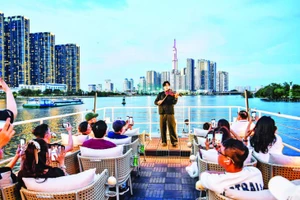 Khách du lịch trong nước và nước ngoài trải nghiệm buýt trên sông Sài Gòn vào ban đêm. (Ảnh: THÀNH ĐẠT)