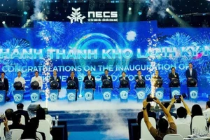 Các đại biểu thực hiện nghi thức khánh thành Kho lạnh Kỷ Nguyên Mới tại Tây Ninh.