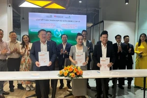 Đại diện lãnh đạo Arobid và Vietcombank), Chi nhánh Thống Nhất và Chi nhánh Tân Bình ký kết thỏa thuận hợp tác chiến lược với chủ đề “Liên minh doanh nghiệp số - Kết nối thịnh vượng Việt Nam".