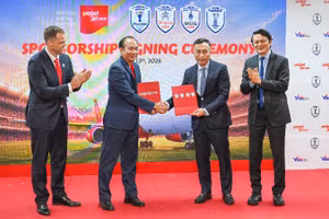 Trao bản thỏa thuận hợp tác giữa Vietjet với ASEAN United FC tại Thành phố Hồ Chí Minh.