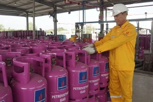 Công nhân chiết nạp gas tại Công ty cổ phần kinh doanh LPG Việt Nam.