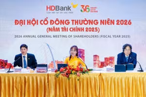 Các đại biểu chủ toạ Đại hội đồng cổ đông thường niên HDBank năm 2026 tại Thành phố Hồ Chí Minh. 