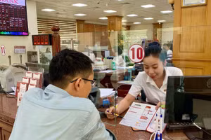 Khách hàng giao dịch tại phòng giao dịch Ngân hàng Agribank tại Thành phố Hồ Chí Minh.