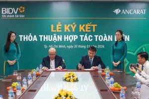 Đại diện ngân hàng BIDV và Công ty Ancarat ký kết hợp tác triển khai tính năng mua bán bạc trực tuyến trên ứng dụng ngân hàng số.